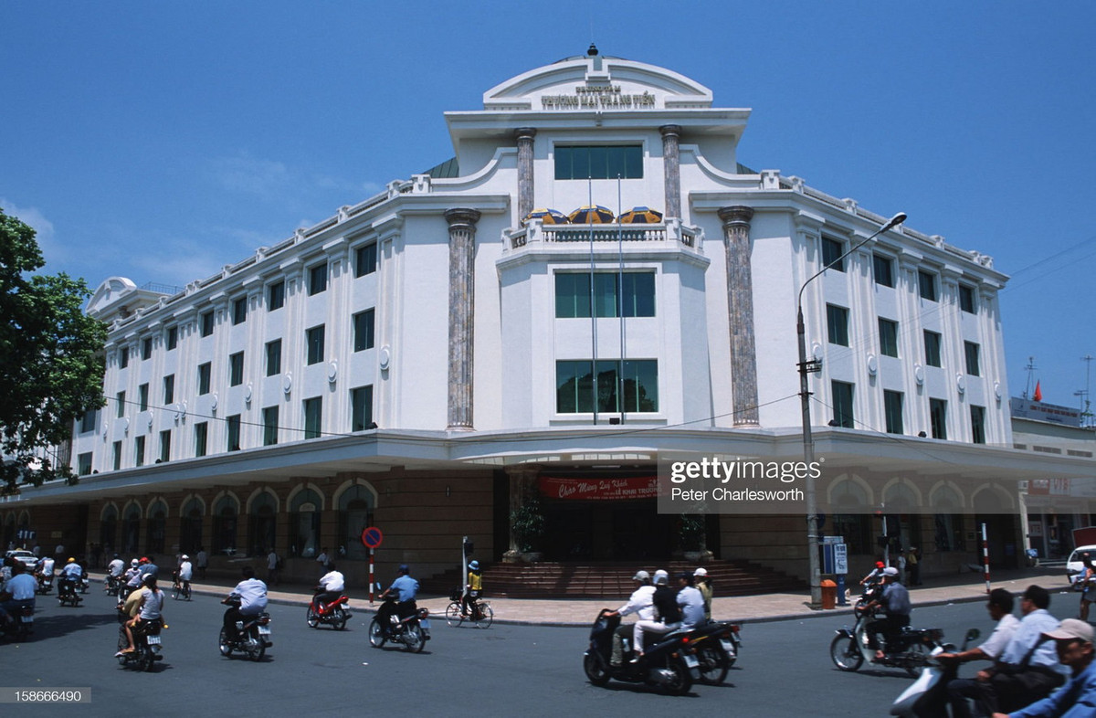 Bên ngoài TTTM Tràng Tiền Plaza. 2002 là năm tòa nhà này chính thức đi vào hoạt động.