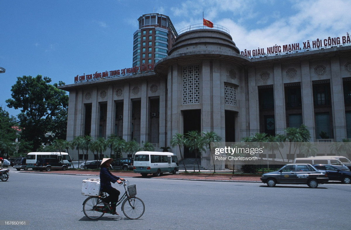 Bên ngoài trụ sở Ngân hàng Nhà nước Việt Nam.