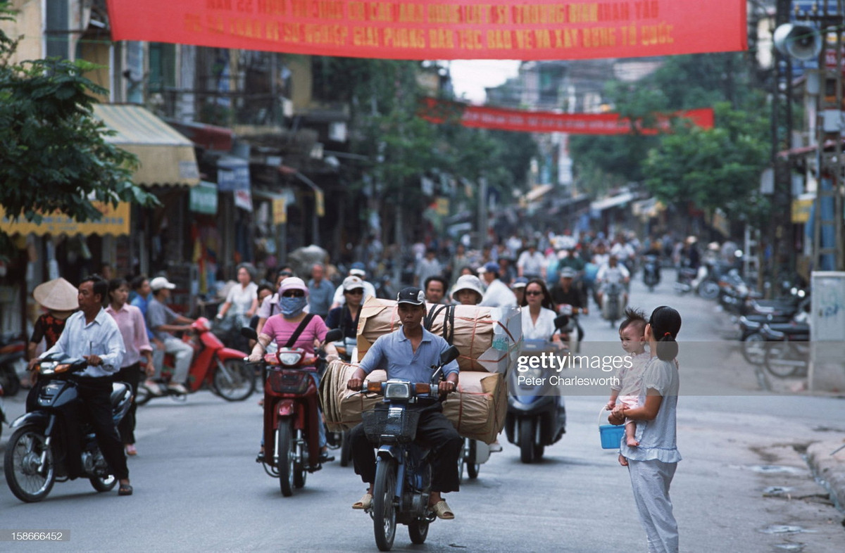 Giao thông giờ cao điểm ở phố cổ Hà Nội năm 2002. Ảnh: Peter Charlesworth/ LightRocket via Getty Images.