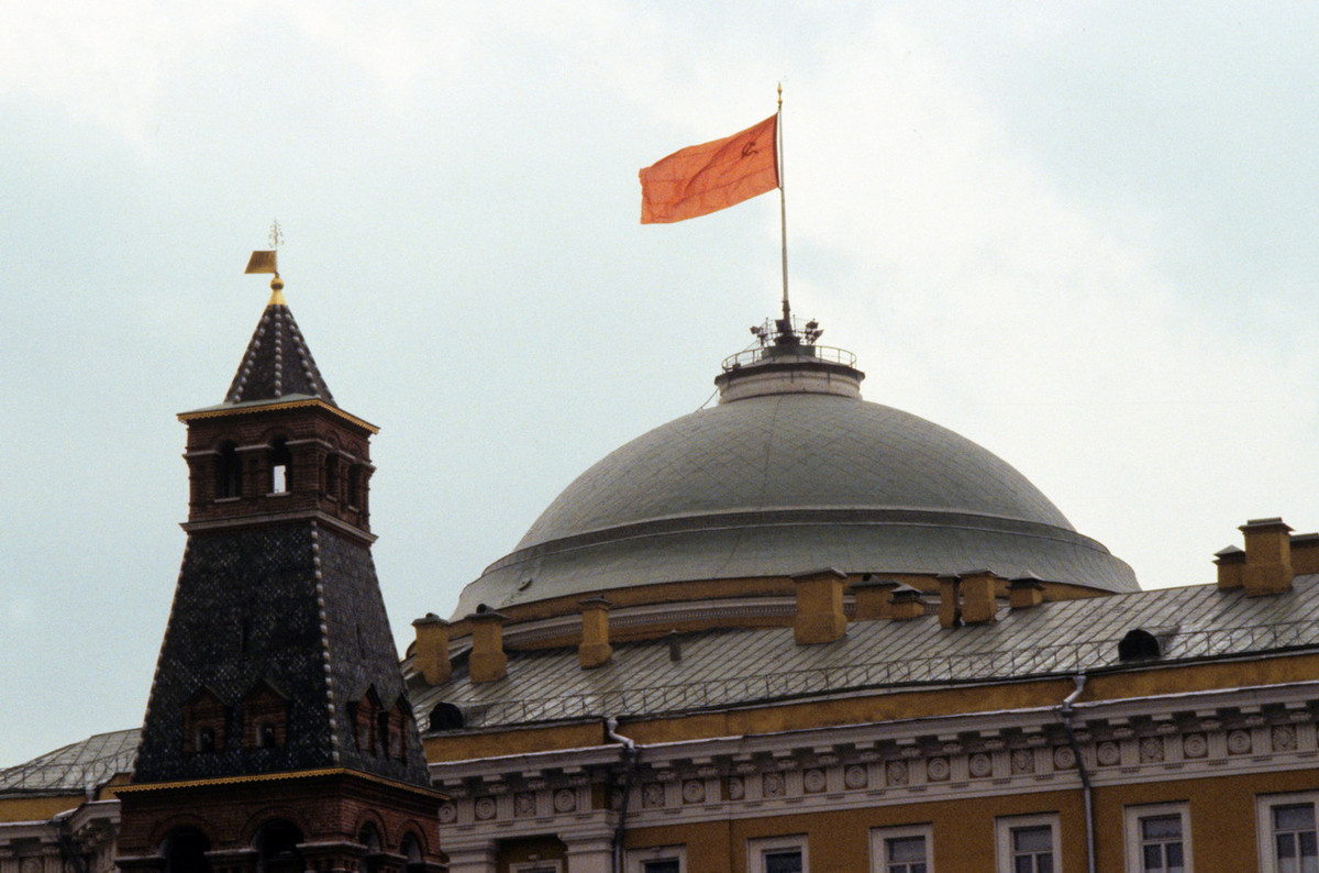 Quốc kỳ Liên Xô tung bay trên đỉnh nóc tòa nhà Hội đồng Bộ trưởng trong Điện Kremly.