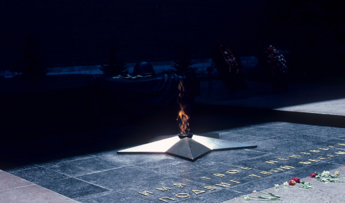 Ngọn lửa Vĩnh cửu vinh danh những anh hùng của cuộc Chiến tranh Vệ quốc Vĩ đại rực cháy ở Quảng trưởng Đỏ.