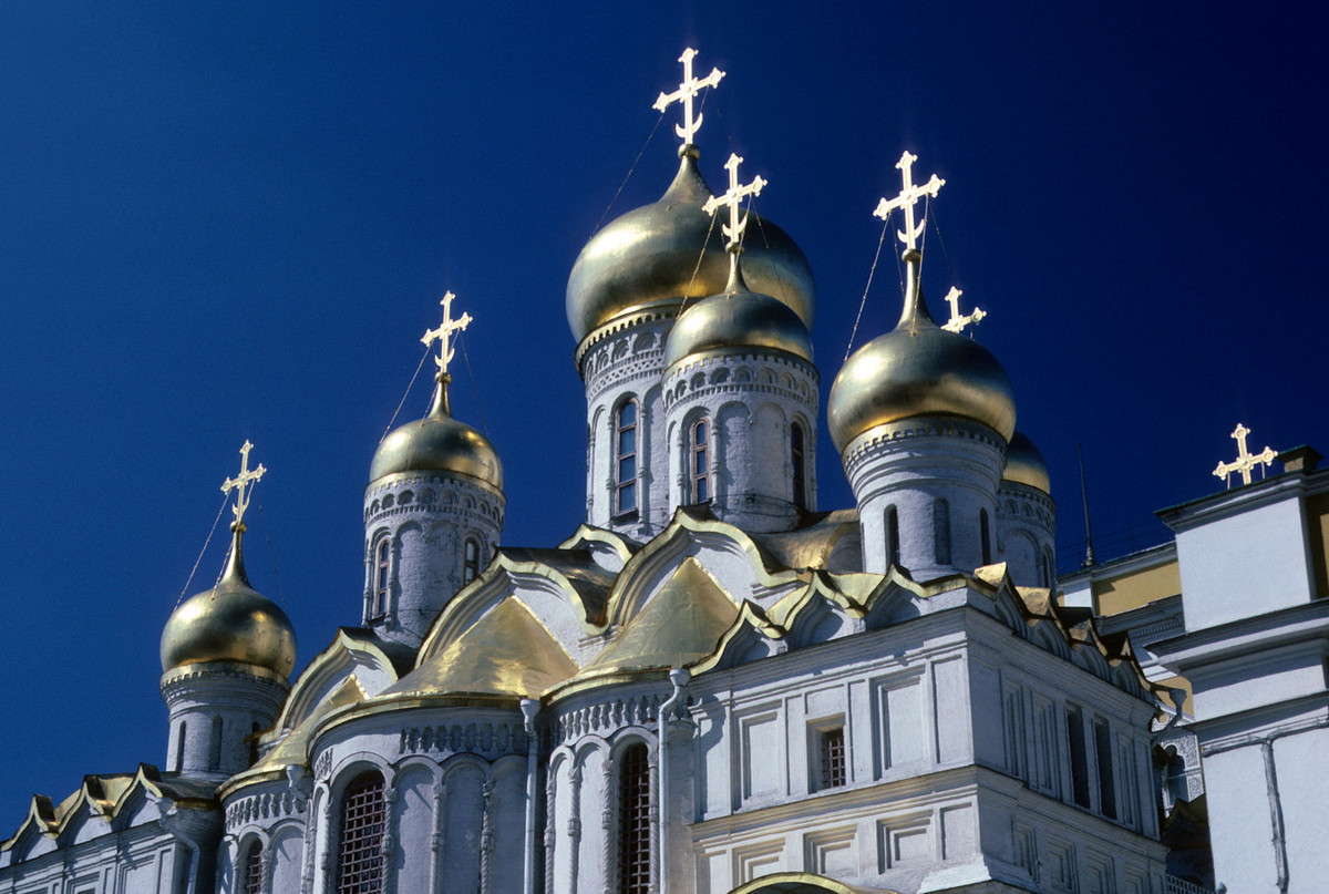 Cận cảnh các vòm tháp của nhà thờ.