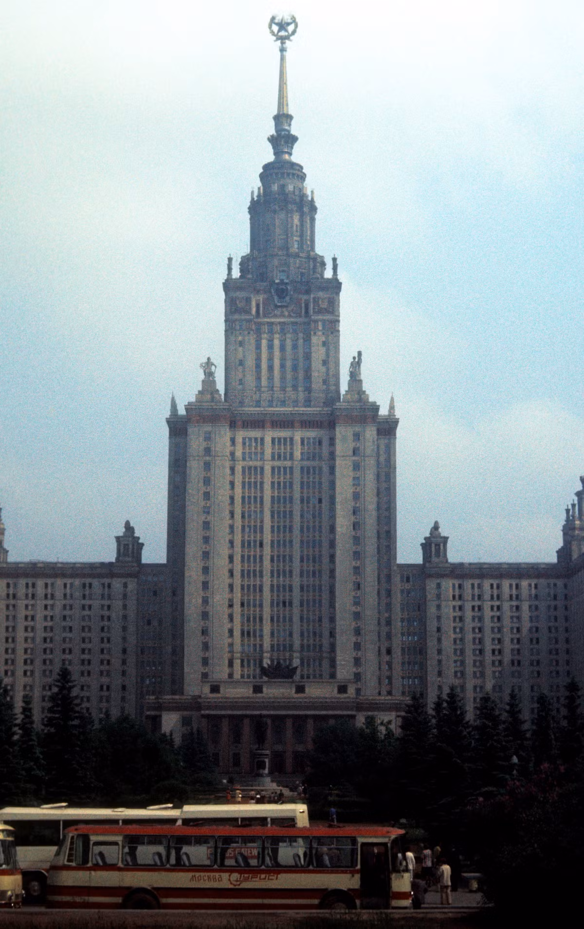 Trường Đại học Tổng hợp Moscow.