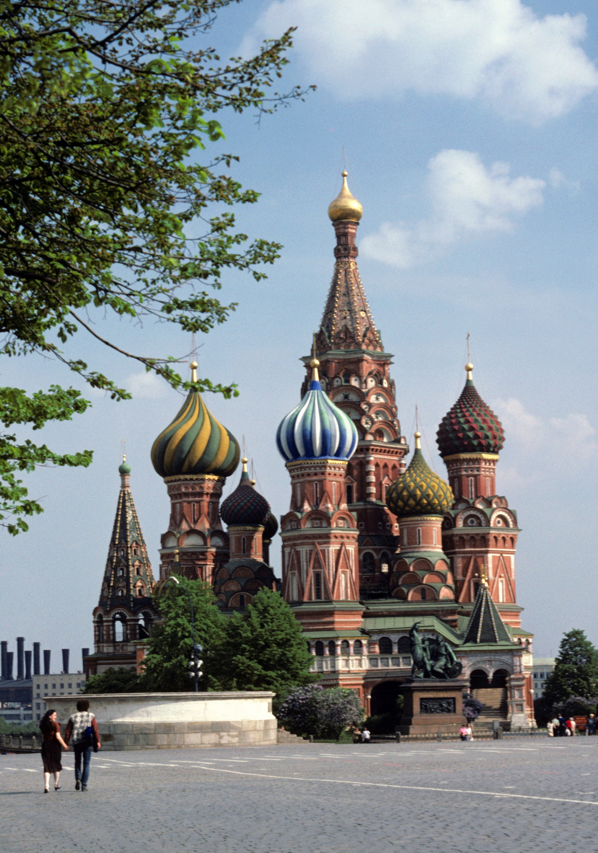 Nhà thờ St Basil nằm bên Quảng trường Đỏ.