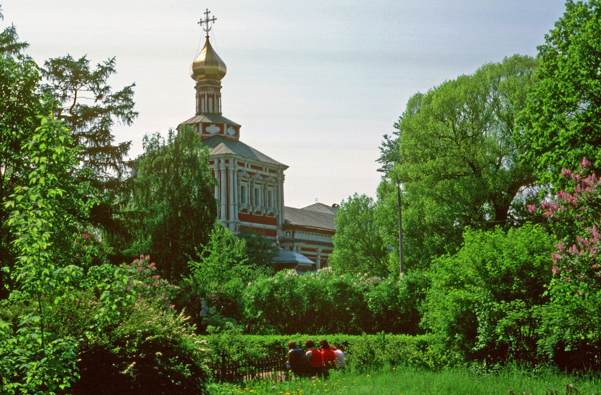 Trong khu vườn của tu viện Novodevichy.