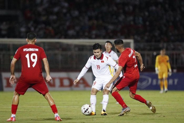 Thuc hu vu CLB Phap chan NHM Viet Nam, khong cho binh luan vi Quang Hai?-Hinh-2