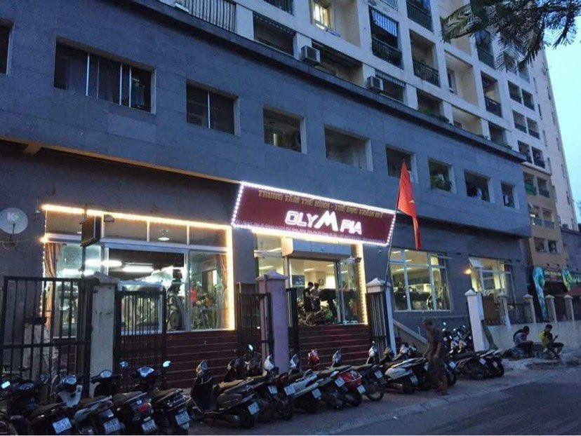 Nguoi dan ong tu vong do roi tu tang cao, mac vao hang rao