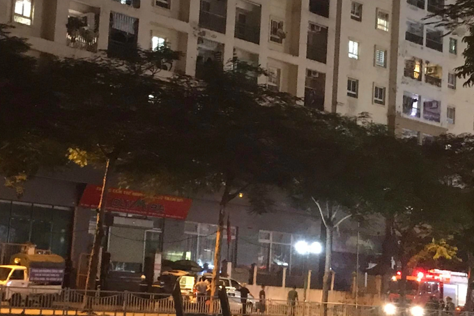 Nguoi dan ong 65 tuoi roi tu tang cao chung cu o Ha Noi