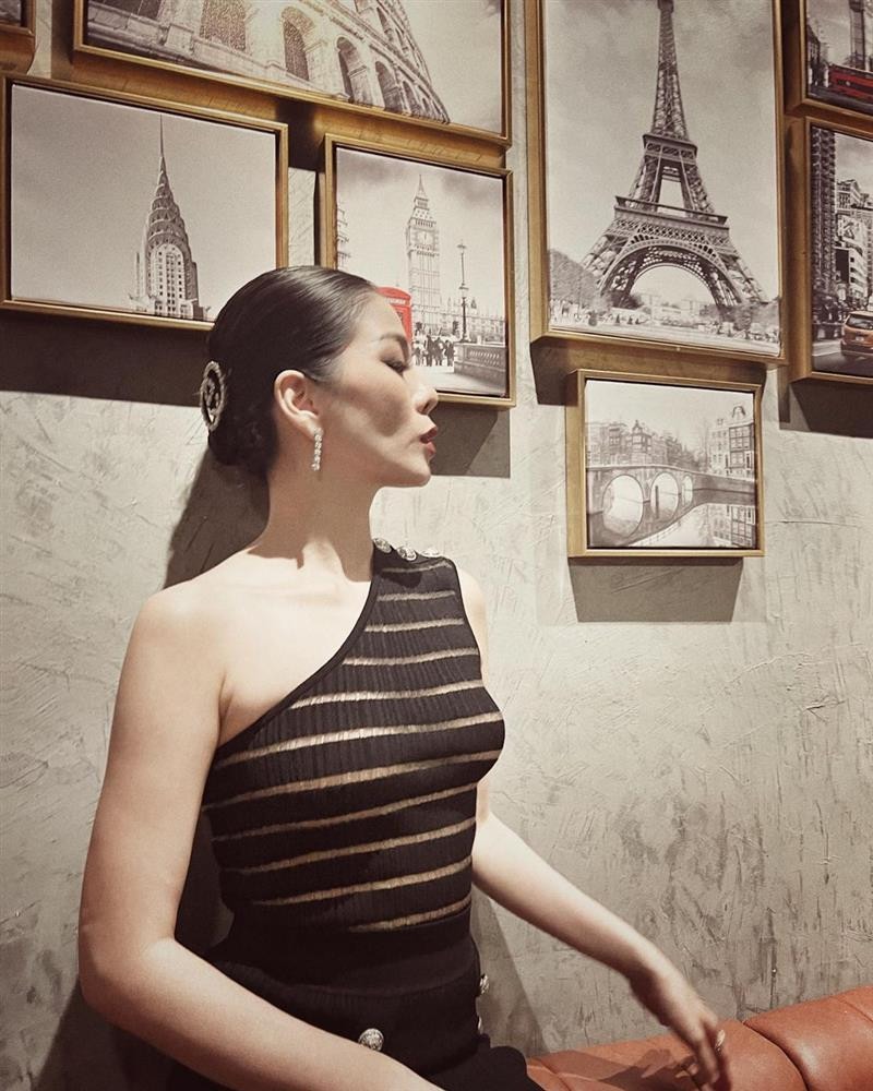 Lệ Quyên gầy đáng báo động: Má hốc, vòng 1 phẳng lì Le Quyen gay dang bao dong: Ma hoc, vong 1 phang li