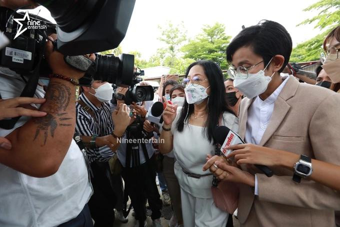 Vu Tangmo 'Chiec La Cuon Bay' tu nan: Xon xao loi khai nu quan ly-Hinh-4