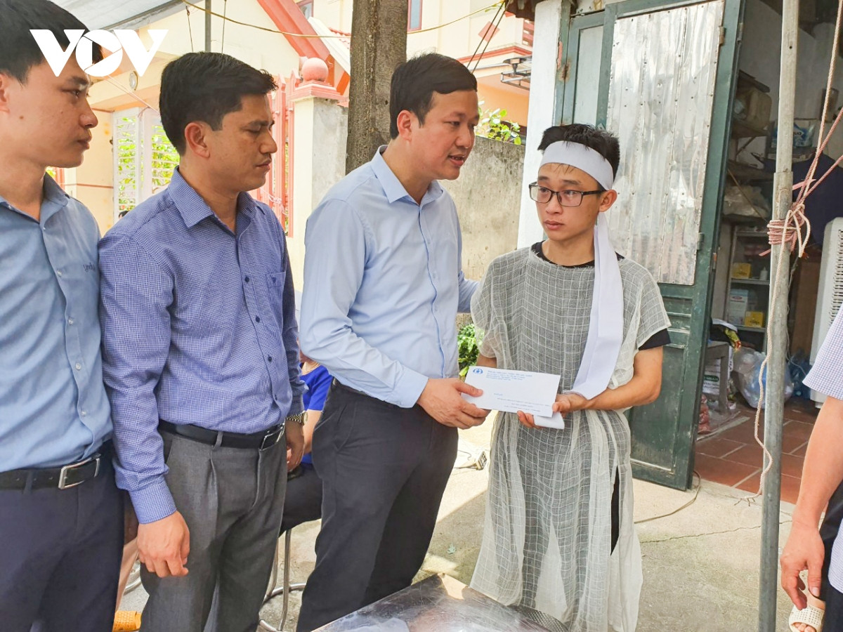 Trong đám tang sáng nay, Phó Chủ tịch UBND tỉnh Bắc Giang Lê Ô Pích đến động viên chia buồn cùng gia đình anh N.M.H.