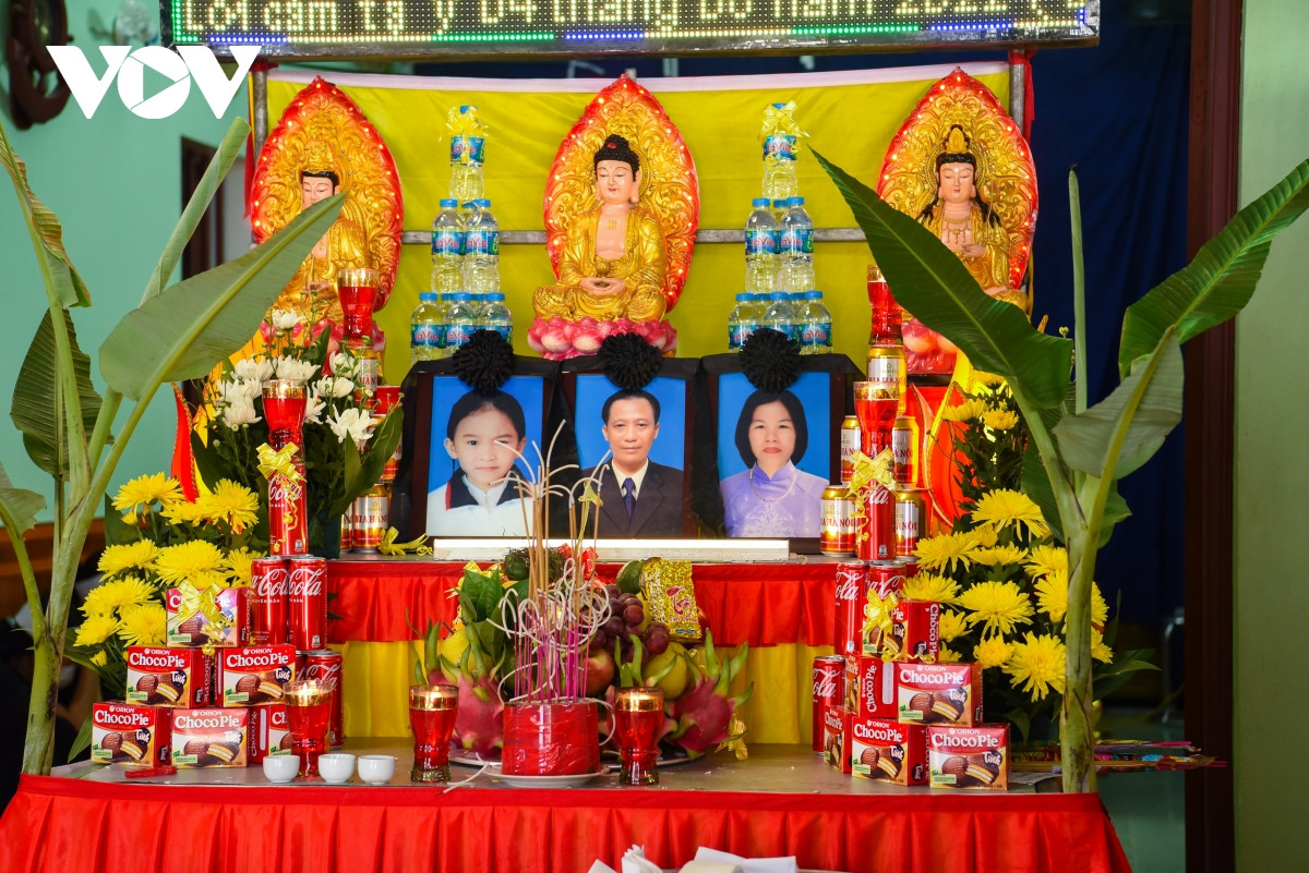 Cú đâm xe rất mạnh khiến anh H., chị Dương Thị Q. (44 tuổi, vợ anh H.) và cháu Nguyễn Thùy D. (13 tuổi, con gái anh H.) tử vong tại chỗ. Xe ô tô và xe máy bị hư hỏng nặng.