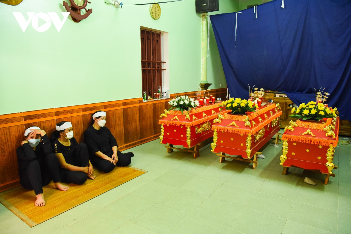 Trước đó, hồi 23h20 ngày 2/6, tại ngã tư giao nhau giữa đường Hùng Vương và đường Hoàng Văn Thụ, TP Bắc Giang đã xảy ra vụ tai nạn giao thông đặc biệt nghiêm trọng giữa xe ô tô BKS 98A-499.44 do tài xế Nguyễn Đức Thịnh - cán bộ Ban Quản lý đường bộ Bắc Giang - điều khiển với xe mô tô BKS 98B1- 755.90 do anh N.M.H điều khiển chở theo vợ và con gái.