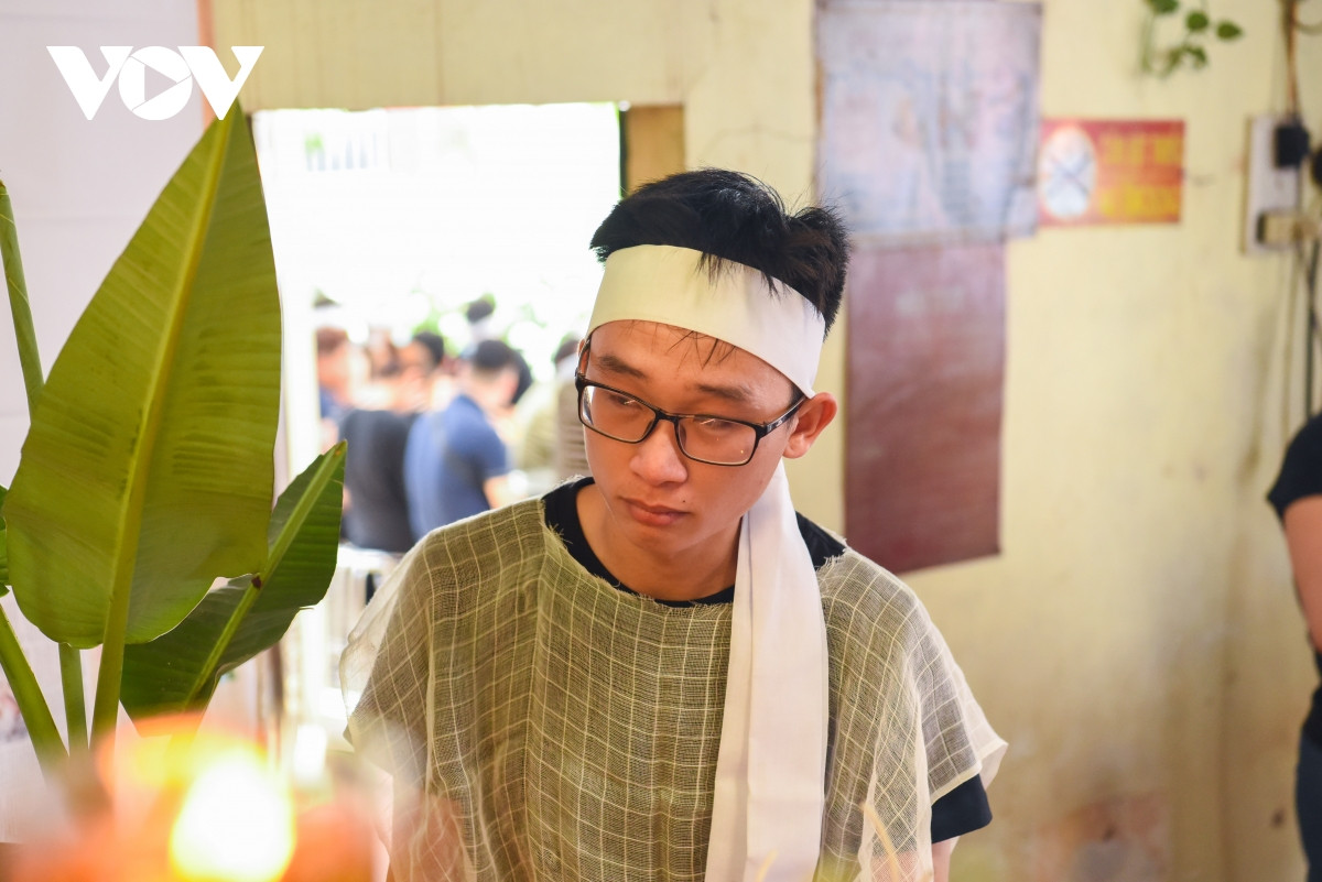 Tại đám tang, con trai anh H vô cùng đau đớn khi cùng lúc mất đi bố, mẹ và em gái.