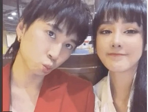 Karik phan ung la khi ban gai liem ma giua noi cong cong