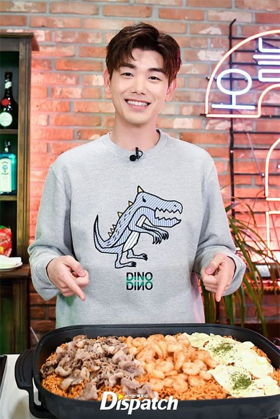 Eric Nam từng tiết lộ trên Twitter rằng anh bị dị ứng với táo.