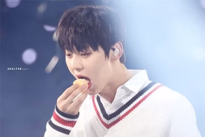 Minhyun (NU’EST) bị dị ứng với muối. Dị ứng của anh chàng nghiêm trọng đến mức, ngay cả mồ hôi của chính mình cũng có thể khiến cho triệu chứng dị ứng xuất hiện