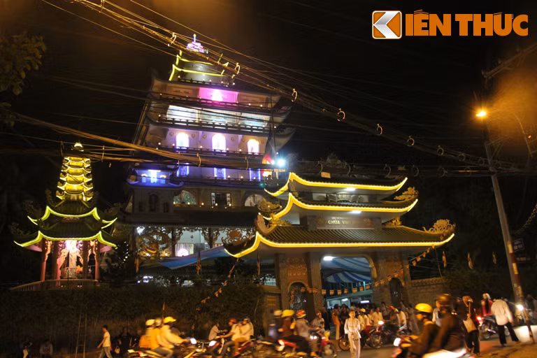 Chùa Vạn Đức, phường Tam Phú, quận Thủ Đức, TP HCM là nơi tổ chức lễ tang Đại lão Hòa thượng Thích Trí Tịnh.