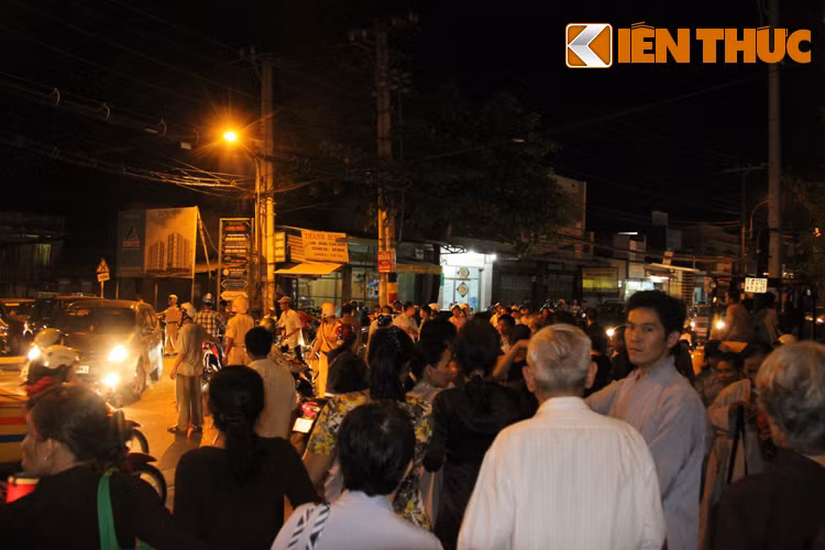 Hàng ngàn Phật tử khắp cả nước về dự tang Đại lão Hòa thượng, lực lượng CSGT, chính quyền địa phương được huy động giữ gìn trật tự các tuyến đường xung quanh khu vực cử hành tang lễ.