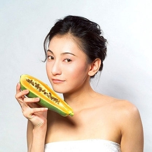 Giảm cân. Các chuyên gia cho biết 100 gam đu đủ chỉ chứa gần 32 calo nên chúng không khiến bạn bị tăng cân. Thường xuyên tiêu thụ loại quả này sẽ giúp bạn giảm cơn đói, hạn chế hiện tượng thèm ăn. Do đó, phái đẹp nên ăn đu đủ trước bữa ăn nhằm giảm lượng thức ăn nạp vào cơ thể.