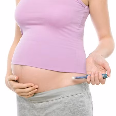 Các loại virút. Một số loại virút dưới đây được xem là rất nguy hiểm cho phụ nữ giai đoạn mang thai như virút gây bệnh sởi Đức hay còn gọi là rubella, virút cytomegalovirus (CMV), virút gây bệnh herpes và varicella zoster virút (VZV). Thủ phạm này gây nhiều mối nguy như khuyết tật tim bẩm sinh, điếc, mù ở trẻ nếu nhiễm virút rubella, gây kém phát triển não...