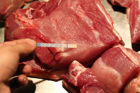 Tiếp đến là nhiễm độc chì, sử dụng liều iốt kali quá lớn (có trong xirô chống ho, thuốc uống để chẩn đoán X-quang). Nhiễm độc PCB (Polychlorinated biphenyls) có trong các sản phẩm giặt, xà phòng, bảo quản thực phẩm… Để hạn chế khuyết tật khi sinh thì nên sống trong môi trường trong lành, không nên ăn cá nhiễm thủy ngân, nguồn nước ô nhiễm cũng như hoa quả nhiễm độc hoặc có chứa hàm lượng hóa chất cao.