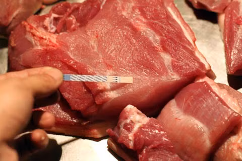 Tiếp đến là nhiễm độc chì, sử dụng liều iốt kali quá lớn (có trong xirô chống ho, thuốc uống để chẩn đoán X-quang). Nhiễm độc PCB (Polychlorinated biphenyls) có trong các sản phẩm giặt, xà phòng, bảo quản thực phẩm… Để hạn chế khuyết tật khi sinh thì nên sống trong môi trường trong lành, không nên ăn cá nhiễm thủy ngân, nguồn nước ô nhiễm cũng như hoa quả nhiễm độc hoặc có chứa hàm lượng hóa chất cao.