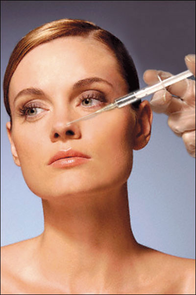 Tuy nhiên, nâng mũi không phẫu thuật cũng có thể không tránh khỏi những biến chứng như dị ứng chất làm đầy gây viêm nhiễm, biến dạng mũi.