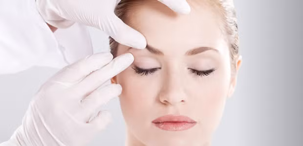 Tạo mắt hai mí không phẫu thuật hay còn gọi là bấm mí. Đây là dịch vụ thẩm mỹ giúp tạo hình mí mắt thành 2 mí mà không cần phải phẫu thuật, không đụng đến dao kéo. Đầu tiên phẫu thuật viên sẽ đo độ rộng của mi mắt và vẽ lằn mi phù hợp với gương mặt. Sau đó gây tê tại chỗ, theo đường làm mi đã đo vẽ sẵn, bác sĩ sẽ dùng chỉ thẩm mĩ luồn dưới da và cơ nâng mi tạo đường lằn cho mí mắt, tạo liên kết da và sụn mà không cần rạch da phẫu thuật.