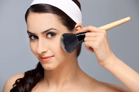 Hạn chế sử dụng kem dưỡng da. Môi trường công sở khép kín giúp da bạn hạn chế được việc tiếp xúc với khói, bụi. Vì vậy, việc dùng kem trắng da thường xuyên thực sự không cần thiết. Trong kem trắng da có nhiều thành phần hóa học tẩy trắng, nếu dùng nhiều có thểm gây ra tình trạng mất nước, bởi thế đừng lạm dụng nhé. Bạn có thể chú trọng đến các sản phẩm dưỡng ẩm và nước hoa hồng để chăm sóc làn da của mình.