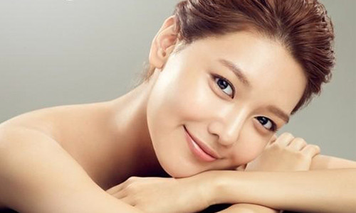 Dưỡng ẩm. Phụ nữ Hàn Quốc không vỗ vỗ lên mặt như chúng ta thường làm. Họ chà xát tay cho ấm rồi áp lên mặt mát xa xuôi chiều.