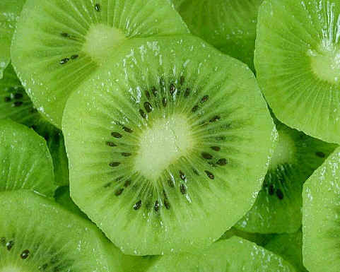Kiwi. Kiwi có hàm lượng vitamin E và C cao, không chỉ có tác dụng làm trắng da, đẩy lùi vết thâm nám, mà còn nâng cao khả năng chống oxy hoá của làn da.