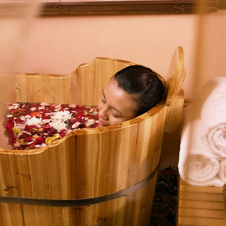 Tắm. Khi bạn thấy quá mệt mỏi, căng thẳng, đừng chần chừ nữa, hãy vào nhà tắm, mở vòi sen và đứng dưới đó để những tia nước “đùa nghịch” trên khắp cơ thể bạn, mang đi những mệt mỏi, ưu phiền. Cũng có thể xả một bồn nước đầy, đổ vào đó chút tinh dầu oải hương, rải ít cánh hoa hồng và nằm ngâm mình, mệt mỏi sẽ giảm đi quá nửa khi bạn rời khỏi nhà tắm.