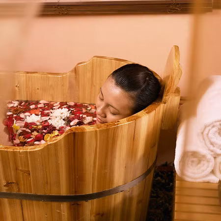 Tắm. Khi bạn thấy quá mệt mỏi, căng thẳng, đừng chần chừ nữa, hãy vào nhà tắm, mở vòi sen và đứng dưới đó để những tia nước “đùa nghịch” trên khắp cơ thể bạn, mang đi những mệt mỏi, ưu phiền. Cũng có thể xả một bồn nước đầy, đổ vào đó chút tinh dầu oải hương, rải ít cánh hoa hồng và nằm ngâm mình, mệt mỏi sẽ giảm đi quá nửa khi bạn rời khỏi nhà tắm.