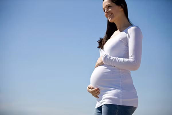 Người mẹ có khung xương chậu hẹp hoặc biến dạng: Khung xương chậu là một cái ống bằng xương mà khi đẻ nhất thiết thai nhi phải đi qua đó. Nếu vì một lý do nào đó, khung xương này bị hẹp (thường là di chứng của bệnh còi xương từ bé, hoặc bị viêm xương khớp, bại liệt…) thai nhi không thể chui qua được.Lúc đó bắt buộc bác sĩ sản khoa phải can thiệp bằng cách mổ lấy thai.