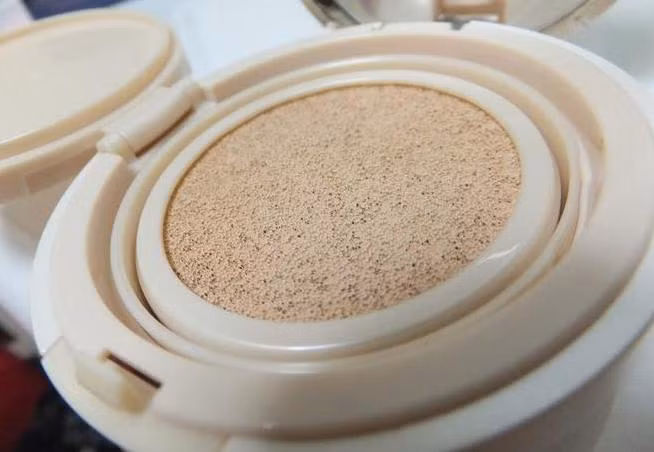 Sau khi rửa mặt và dùng kem dưỡng xong bạn có thể dùng trực tiếp phấn này luôn, phấn mịn, tông màu sáng, bám phấn . Phấn này rất tíết kiệm vì bạn k cần phải mua thêm bất kỳ loại kem lót hay kem nền nào nữa . Phấn có chứa nhiều vitamin dưỡng da và đồng thời cũng che khuyết điểm.