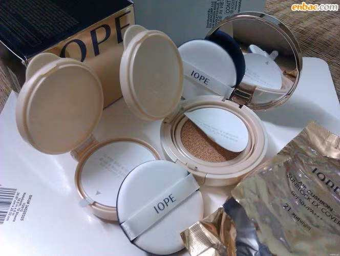 Phấn nước. Với độ che phủ cao, đây đang là sản phẩm hot mà bất cứ girl Hàn nào cũng có trong túi xách. Một làn da Hàn Quốc với lớp trang điểm mỏng, mịn không cần kem nền, không nhờn và độ dưỡng da chống nắng cao. Khi dùng cảm thấy mát, không bí và rất là thật da.