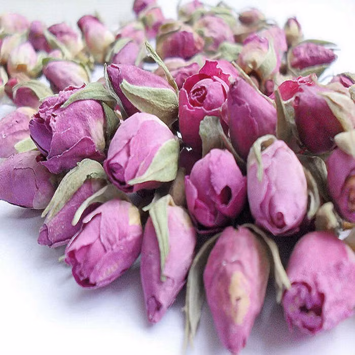 Trà hoa hồng. Loại trà này giúp đẹp da, chồng viêm họng, làm khít lỗ chân lông, tạo cảm giác dễ chịu. Đặc biệt rất tốt trong việc giảm cân, tốt cho gan. Nguyên liệu: 5gam hoa hồng khô, cho vào nước đun sôi, lấy nước uống.