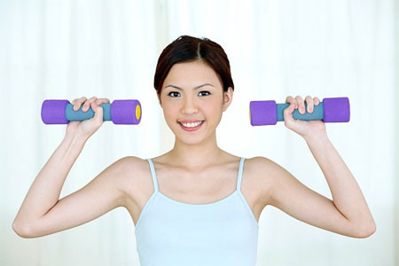 Bài tập tạo khe ngực. Cầm hai quả tạ con khoảng 2 kg, cánh tay vuông góc với mặt đất. Hai tay bắt chéo hai quả tạ 15 lần. Lặp lại động tác này hai lần.