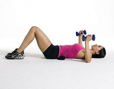 Đẩy tạ: Mỗi tay cầm một chiếc tạ có trọng lượng 2,5-4 kg, nằm ngửa trên băng ghế dài, duỗi hai tay sang 2 bên, lòng bàn tay ngửa. Sau đó, thu hai tay ép vào ngực. Lặp lại động tác này ít nhất 12 lần.