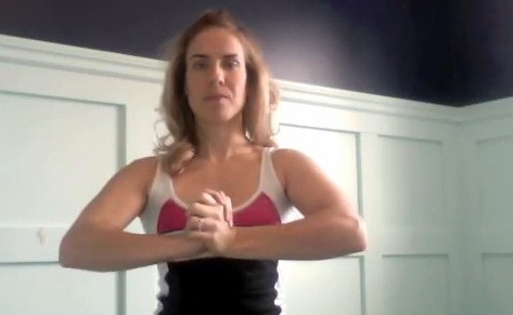 Tay ngực kết hợp: ngồi thẳng lưng, hai vai thả lỏng và hai cánh tay thả dọc theo người. Đưa hai tay lên ngang sát ngực và nhấn mạnh hai gan bàn tay vào nhau. Giữ nguyên vài giây rồi trở về tư thế ban đầu. Lặp lại 20 lần.