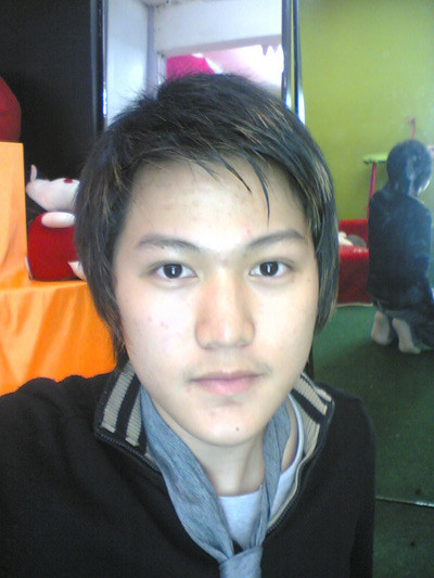 Sau đó, dù đã cố thay đổi kiểu tóc nhưng dường như khuôn mặt không sáng sủa lên được là bao.