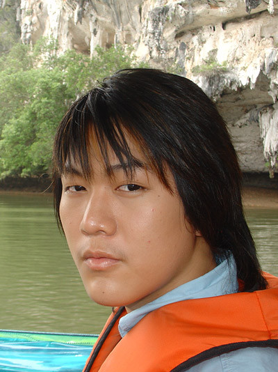 Chiếc mũi tẹt, đôi mắt một mí cùng với kiểu tóc lòa xòa không thiện cảm.