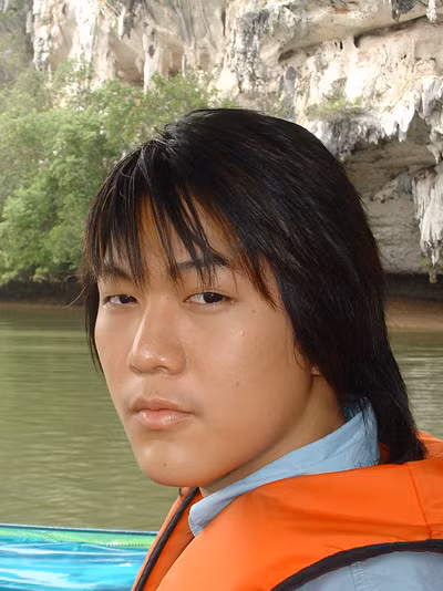 Chiếc mũi tẹt, đôi mắt một mí cùng với kiểu tóc lòa xòa không thiện cảm.