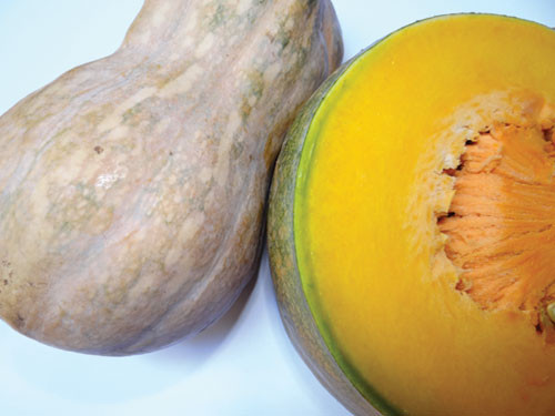 Thay đổi chế độ ăn uống. Nguyên nhân chính khiến mụn trứng cá xuất hiện ở tuổi trung niên là sự mất cân bằng nội tiết tố trong cơ thể. Vì thế, bạn cần thay đổi chế độ ăn uống, chọn thức ăn nhiều vitamin và khoáng chất. Tìm thực phẩm có chứa omega 3, axit béo... để tăng cường vào bữa ăn hàng ngày.