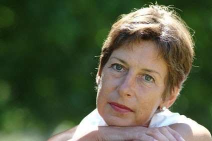 Rửa mặt thường xuyên. Rửa mặt nhiều lần trong ngày để ngăn ngừa tình trạng mụn nặng thêm. Mỗi lần rửa mặt, bạn sẽ loại bỏ được những tạp chất và bụi, nguyên nhân dẫn đến tắc nghẽn lỗ chân lông. Sử dụng sữa rửa mặt có chứa axit salicylic mỗi ngày một lần để làm sạch da. Rửa mặt từ ba đến bốn lần với nước ấm. Không sử dụng mỹ phẩm lạ, dễ gây kích ứng và tổn hại làn da.