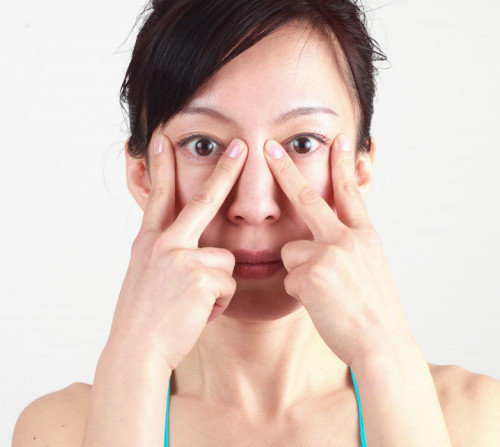 Thực hành kỹ thuật thở. Kỹ thuật thở không chỉ làm giảm mụn trứng cá mà còn ngăn chặn quá trình hình thành. Tập các bài thở khi ngồi thiền hay tập yoga hàng ngày, giúp làm sạch da từ bên trong.