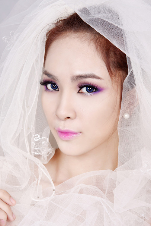 Màu tím nhạt hoa cà. Màu tím hoa cà có sắc độ tím nhẹ, vừa phải, gần với màu hồng tím. Đối với chị em ngoài 30 đây là màu son tạo cảm giác sang trọng, thanh lịch và duyên dáng. Màu son này rất dễ kết hợp với trang phục thường ngày và phù hợp để dùng trong mùa xuân, hè.