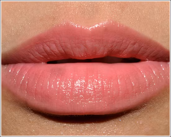 Son màu hồng đào. Trang điểm tông màu hồng đào đang là một trong những xu hướng nổi bật trong phong cách trang điểm của năm nay. Màu hồng đào mang đến cho các cô gái vẻ đẹp tràn trề sức sống, tươi tắn và rạng rỡ. Tông màu hồng đào trung tính rất phù hợp với làn da của phụ nữ Châu Á, vì màu hồng đào phù hợp với mọi sắc thái da khác nhau.