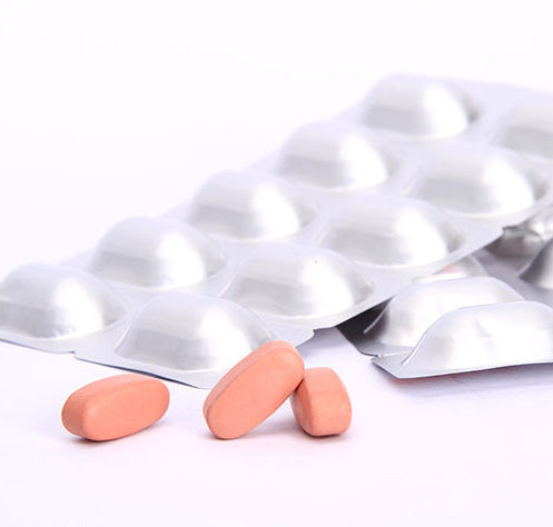 Collage uống có một nhược điểm là khi vào dạ dày sẽ bị các dịch tiêu hóa biến đổi và đi vào các cơ quan khác nhau theo sự “phân công” của cơ thể. Uống collagen cũng chẳng khác gì ăn thịt, ăn cá hoặc các loại thực phẩm giàu chất đạm vì collagen sẽ được tiêu hóa thành các axit amin như các protein khác khi vào cơ thể, chứ không phải cứ uống, tiêm chất collagen ấy sẽ đi ngay vào da.